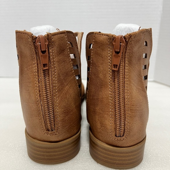 Gladiator sandals Journee Collection Womens Delilah size 6.5W Color Brown - Picture 3 of 9